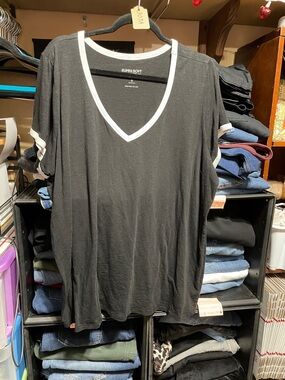 #309a size 3 torrid super soft slub jersey Black V-Neck T-Shirt with White Trim